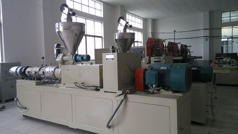 ပလပ်စတစ် extruder ဆိုတာဘာလဲ။ ဘယ်လိုအလုပ်လုပ်လဲ။